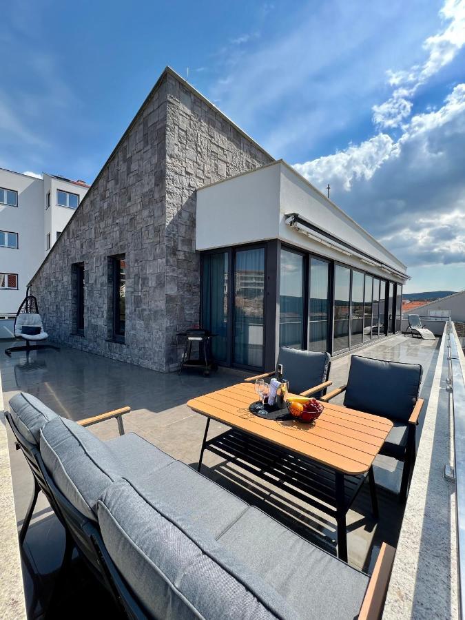 Апартаменты Luxury Laurus Penthouse With Awesome Sea View Примоштен Экстерьер фото